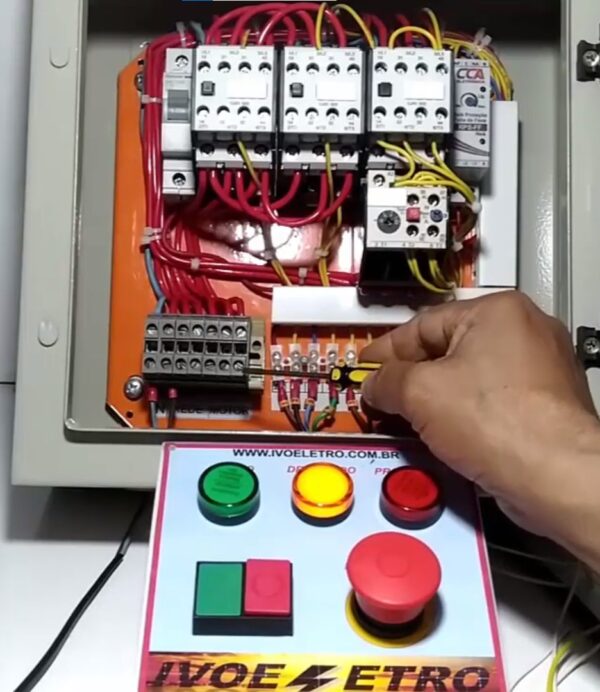 ESQUEMA DE COMANDO PAINEL DE TORNO MECÂNICO CONFORME O VÍDEO.